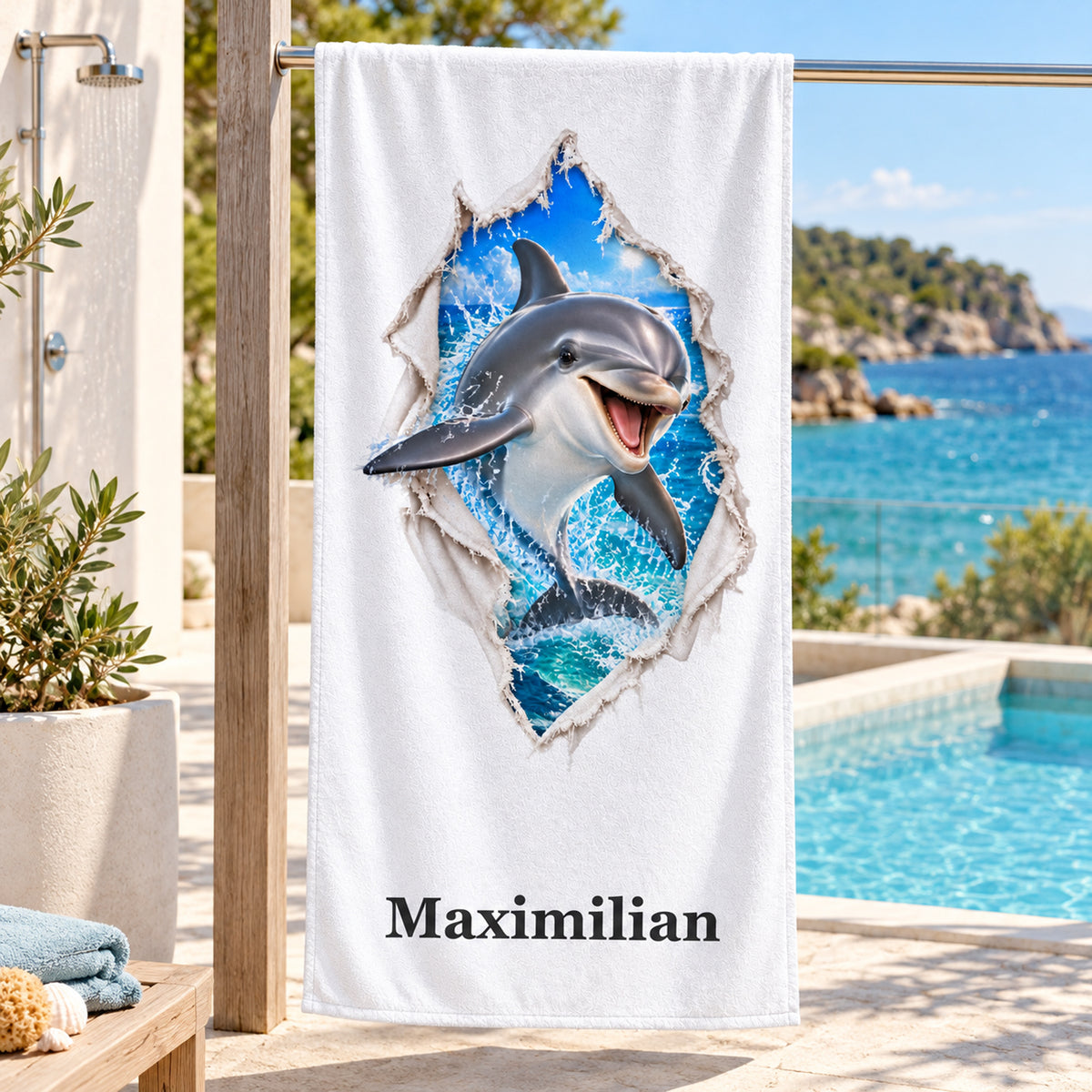 Bedruckte Vorderseite eines weißen Handtuchs mit einem Delfin, Stoffrissmotiv und Wunschname.