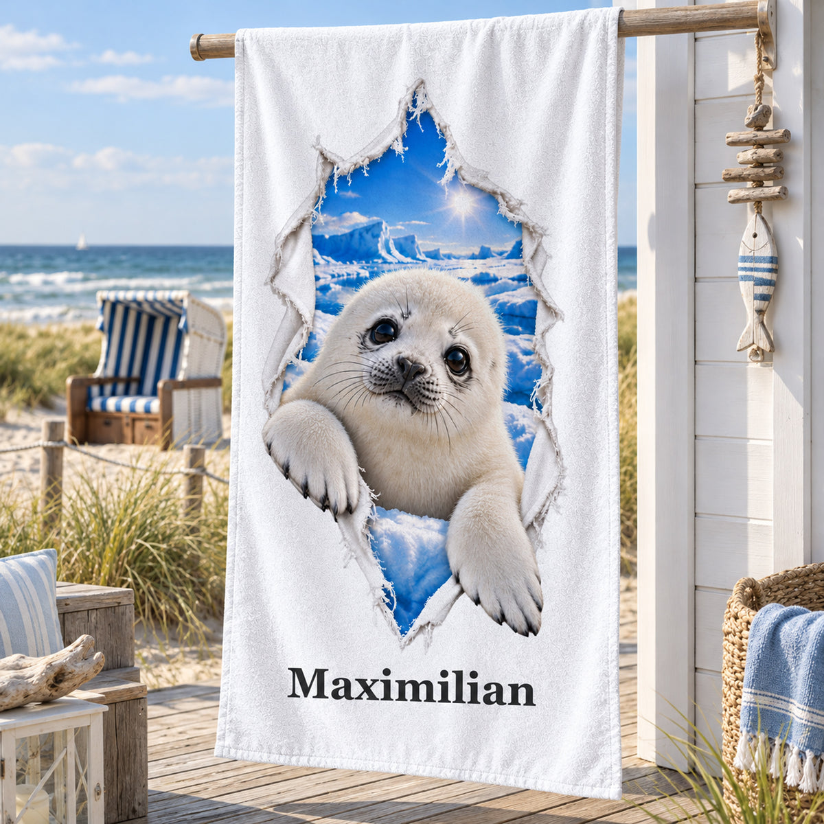 Bedruckte Vorderseite eines weißen Handtuchs mit einem Robbenbaby, Stoffrissmotiv und Wunschname.