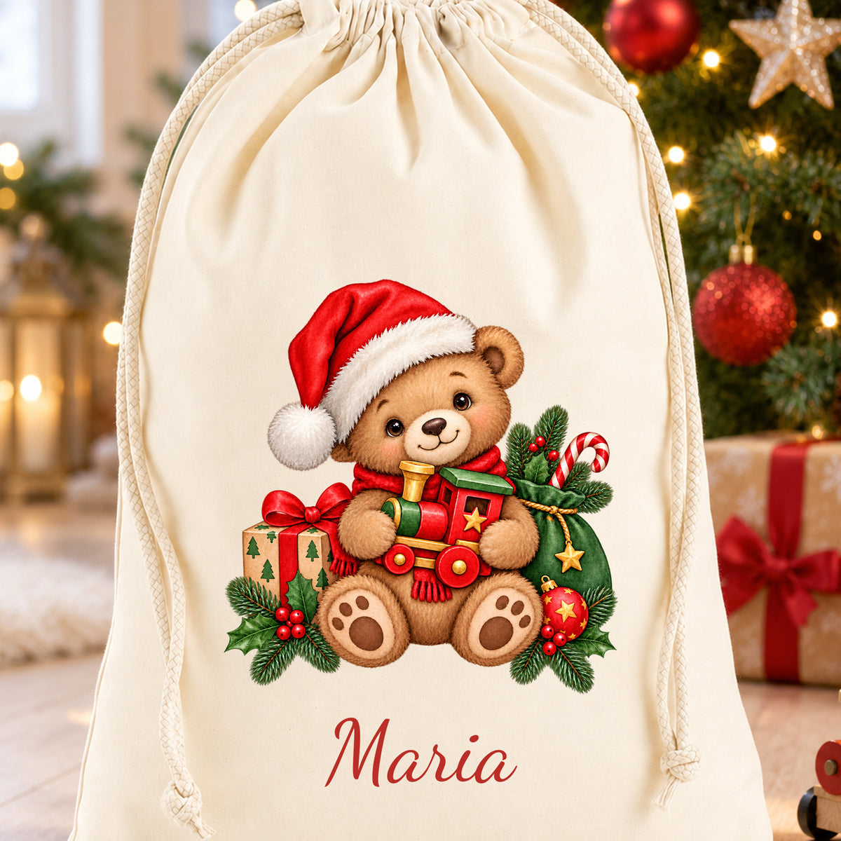 Bedruckter Weihnachtsbär-Geschenksack als weihnachtliche Geschenkverpackung in einer festlichen Umgebung