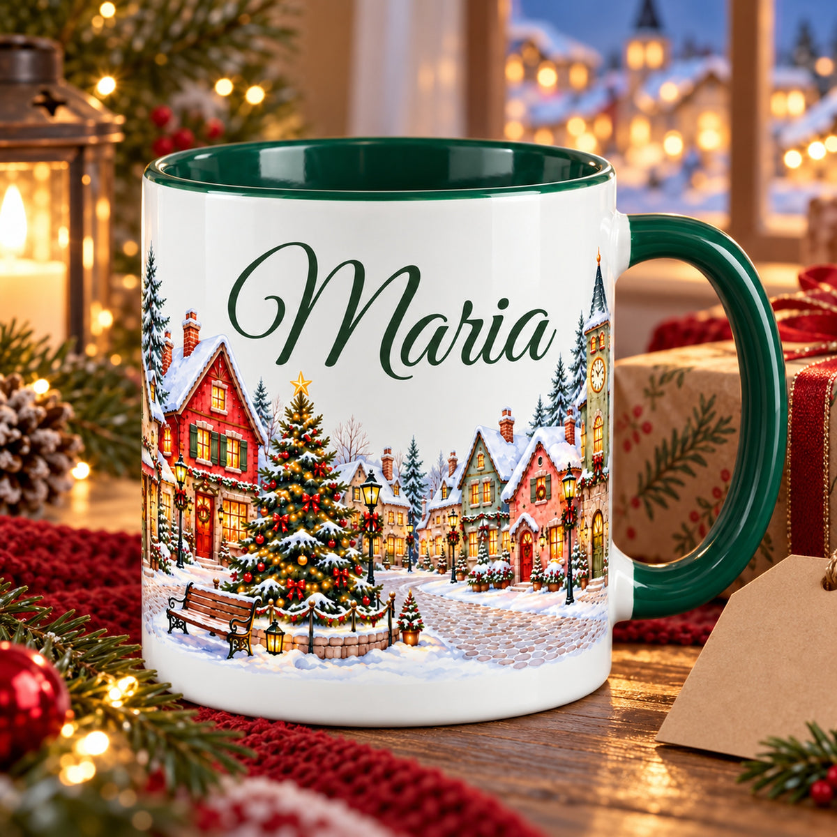 Personalisierte Tasse Dorfplatz auf einem Holztisch mit Geschenken und rotem Strickstoff.
