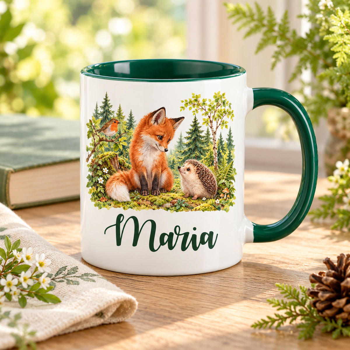 Namenstasse mit Fuchs, Igel und Rotkehlchen auf einem Holztisch neben Buch und Naturdekoration.