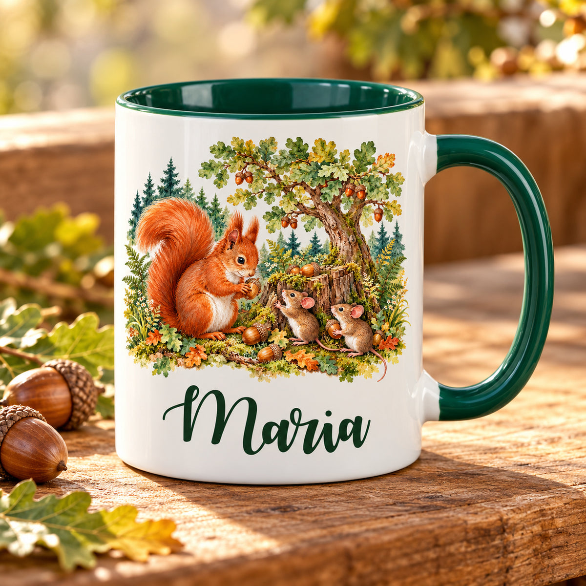 Weiße Namenstasse mit grünem Henkel und Waldmotiv: Eichhörnchen und Mäuse, auf einem Holztisch.