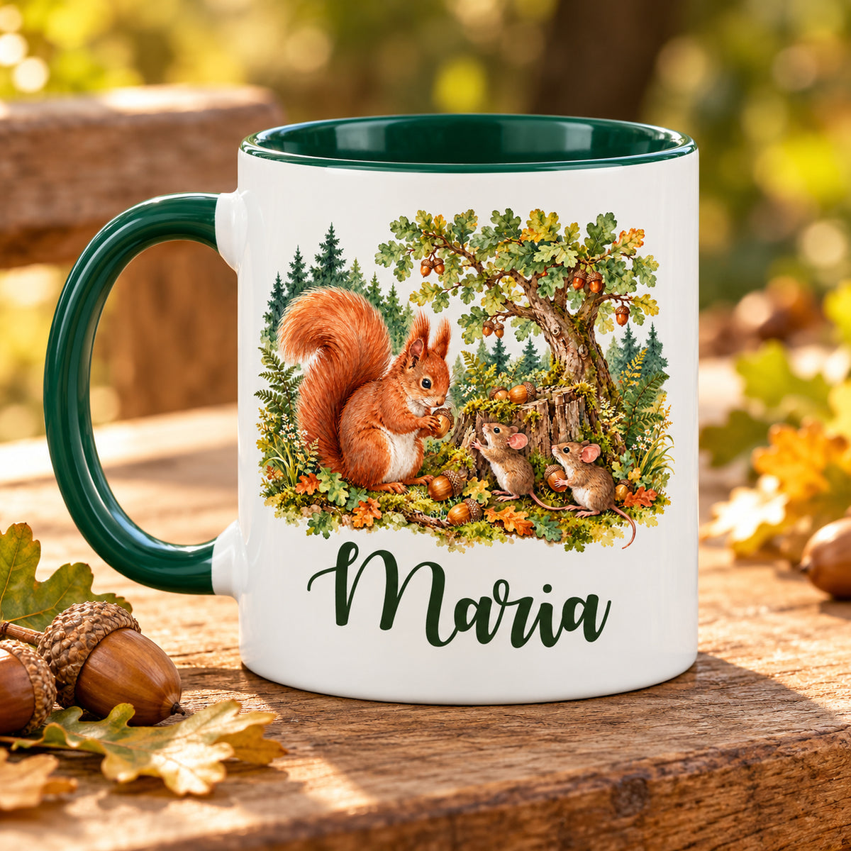 Zweite Ansicht der Namenstasse mit Eichhörnchen und Mäusen; grüner Henkel links.