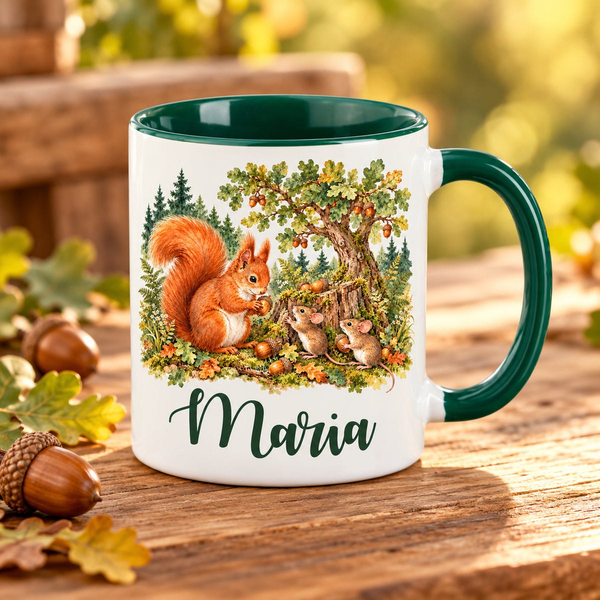 Schrägansicht der Namenstasse mit Eichhörnchen und Mäusen und sichtbar grüner Innenseite.