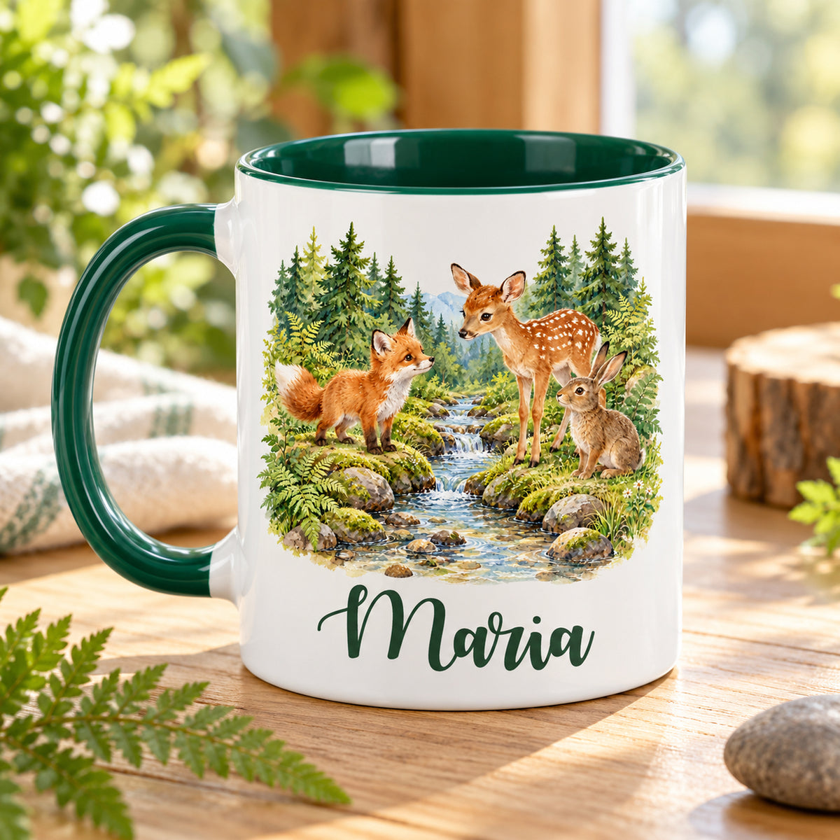 Zweite Ansicht der Namenstasse mit Fuchs, Rehkitz und Hasen am Bach; grüner Henkel links.