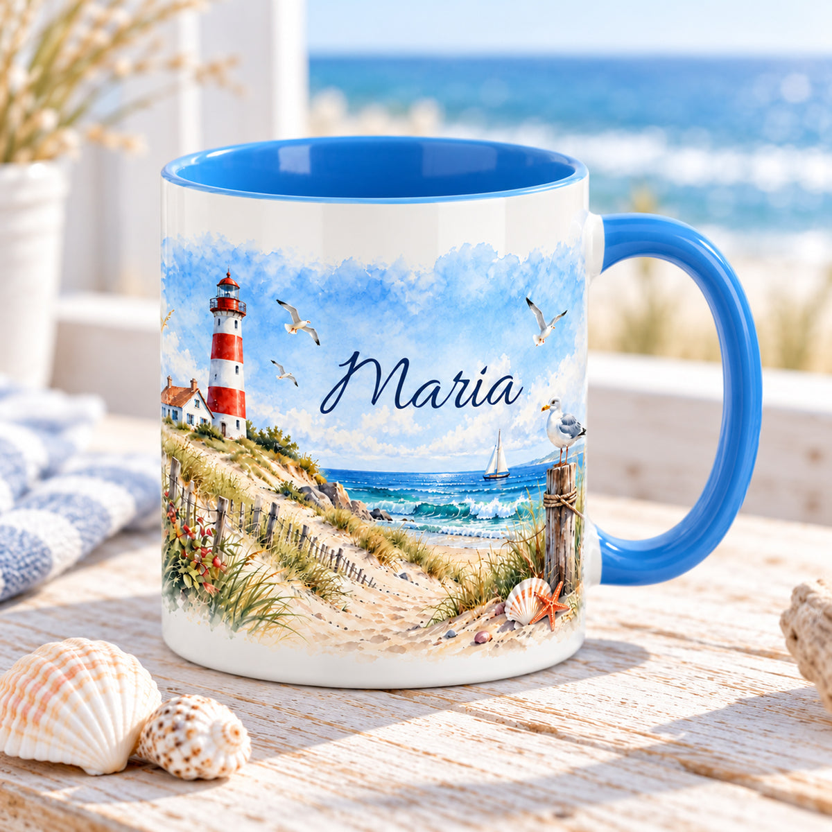 Schrägansicht der maritimen Tasse mit Wunschname und hellblauer Innenseite