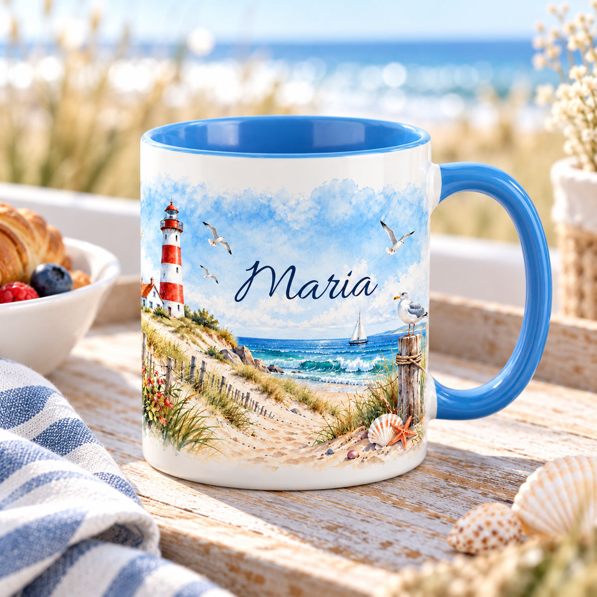 Personalisierte maritime Tasse mit Leuchtturm und Dünen bei einer Meeresauszeit