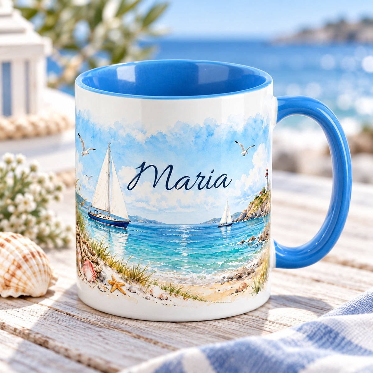 Schrägansicht der maritimen Tasse mit Wunschname und hellblauer Innenseite