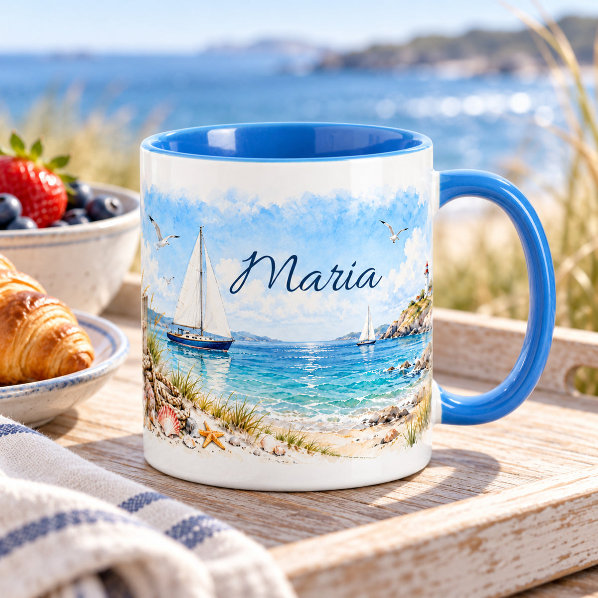 Personalisierte maritime Tasse mit Segelbooten bei einer Meeresauszeit