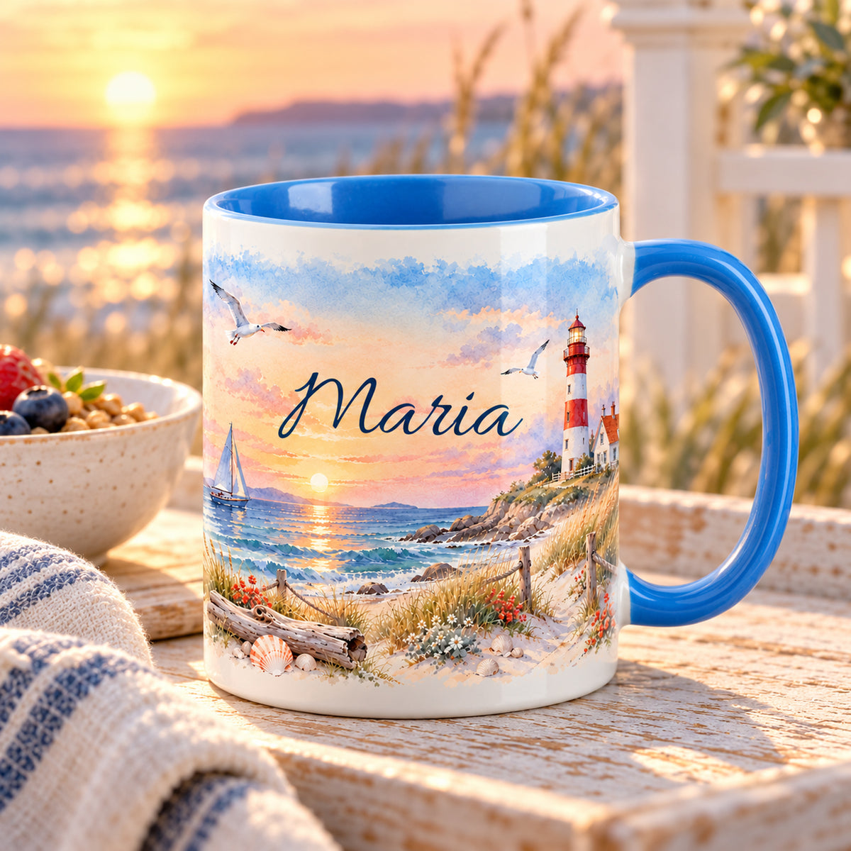 Personalisierte maritime Tasse mit Leuchtturm im Abendlicht bei einer Meeresauszeit