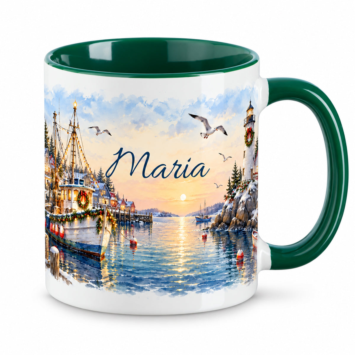 Grün-weiße Keramiktasse mit personalisiertem Küstenmotiv Festlicher Fischerhafen vor weißem Hintergrund.