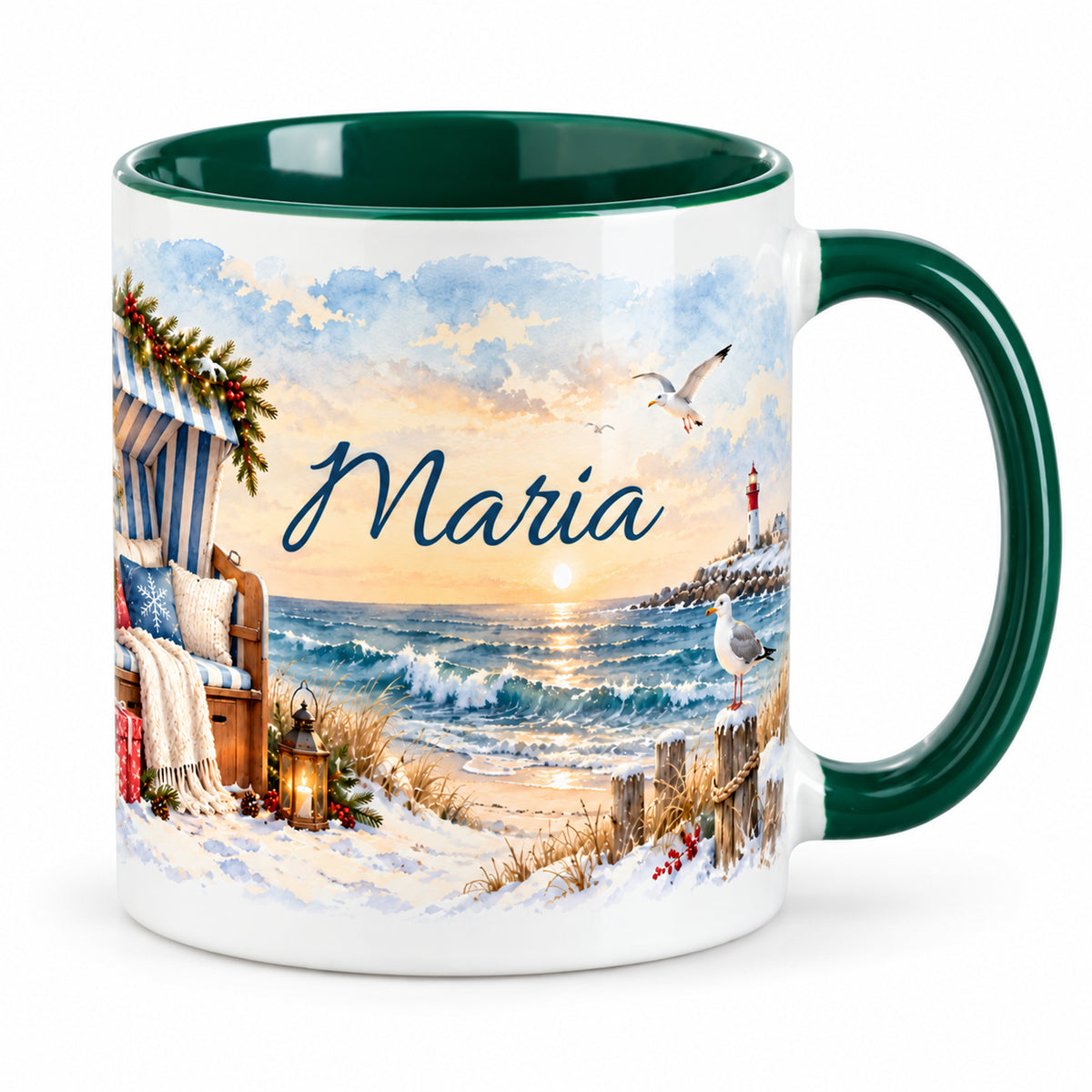 Grün-weiße Keramiktasse mit personalisiertem Küstenmotiv Weihnachten am Strandkorb vor weißem Hintergrund.