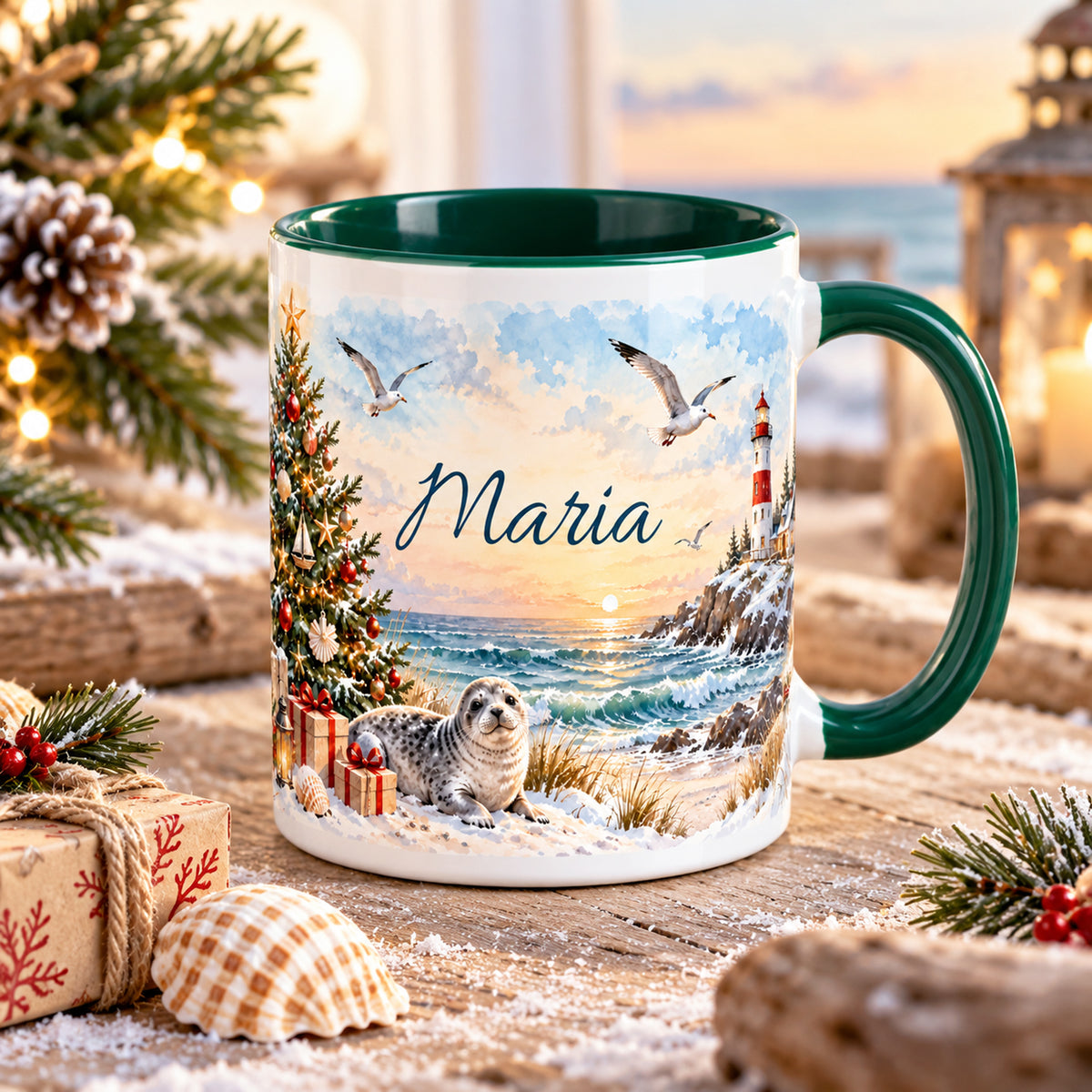 Personalisierte weiß-grüne Weihnachtstasse mit Weihnachtsbaum am Meer in einer maritimen Weihnachtsszene.