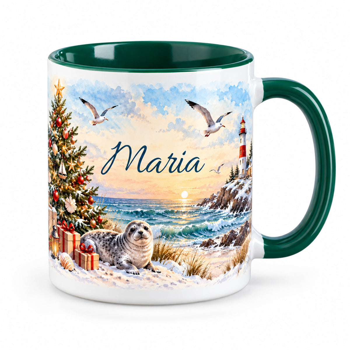 Grün-weiße Keramiktasse mit personalisiertem Küstenmotiv Weihnachtsbaum am Meer vor weißem Hintergrund.