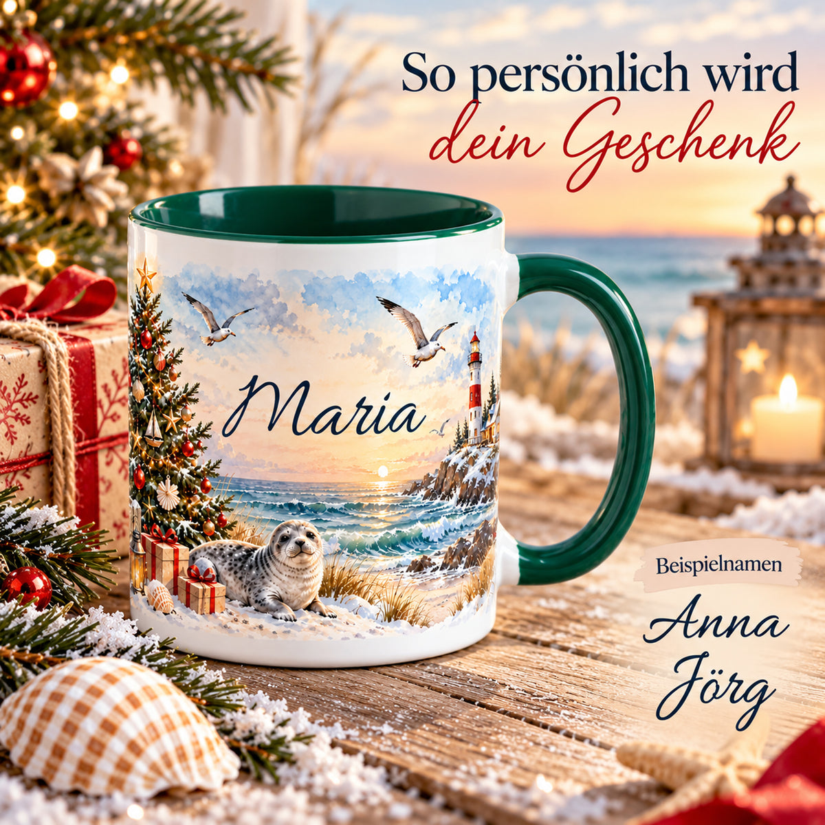 Weihnachtstasse Weihnachtsbaum am Meer mit Namensdruck und separat gekennzeichneten Beispielnamen.