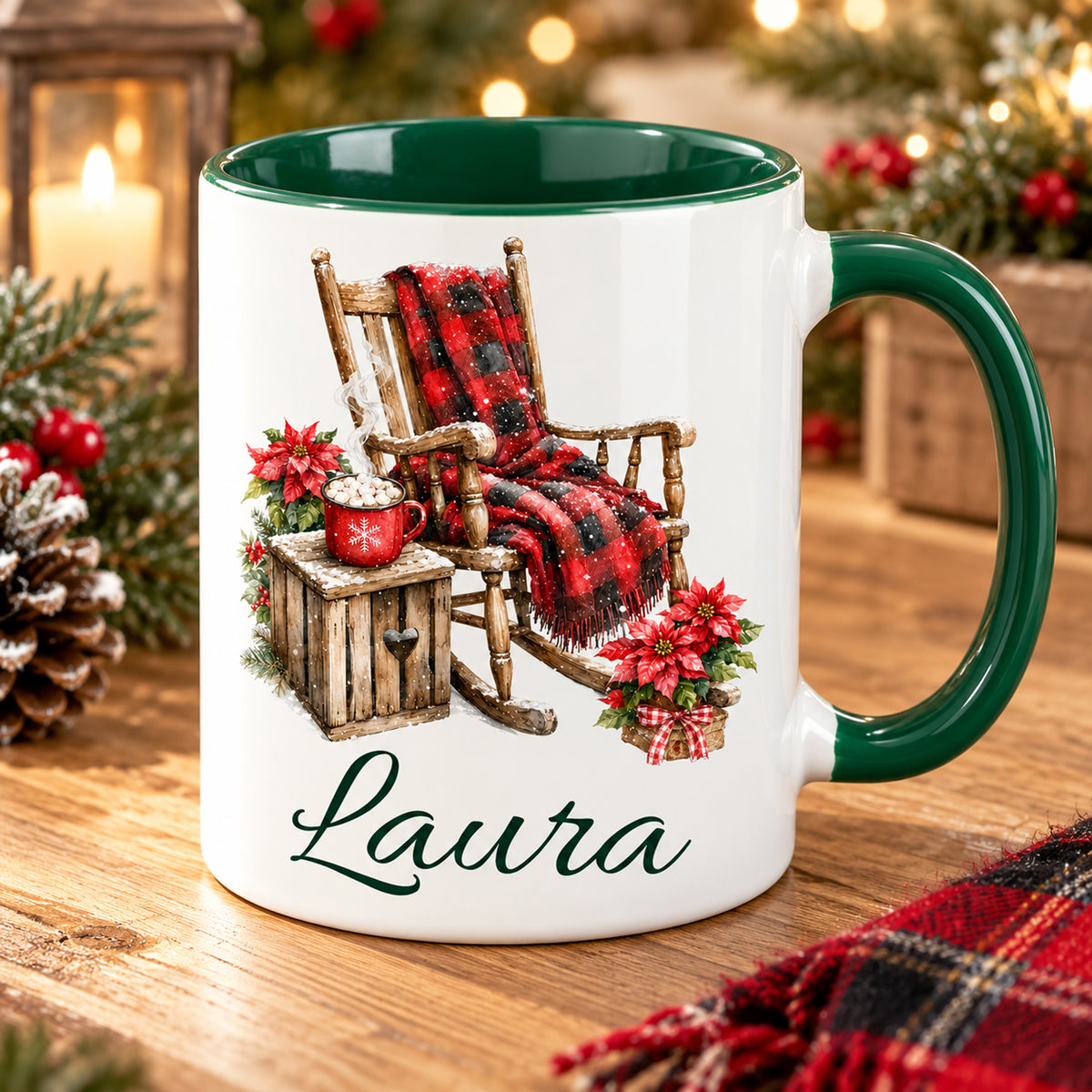 Schrägansicht der Tasse mit Schaukelstuhl-Motiv und Wunschname; grüner Innenraum sichtbar.
