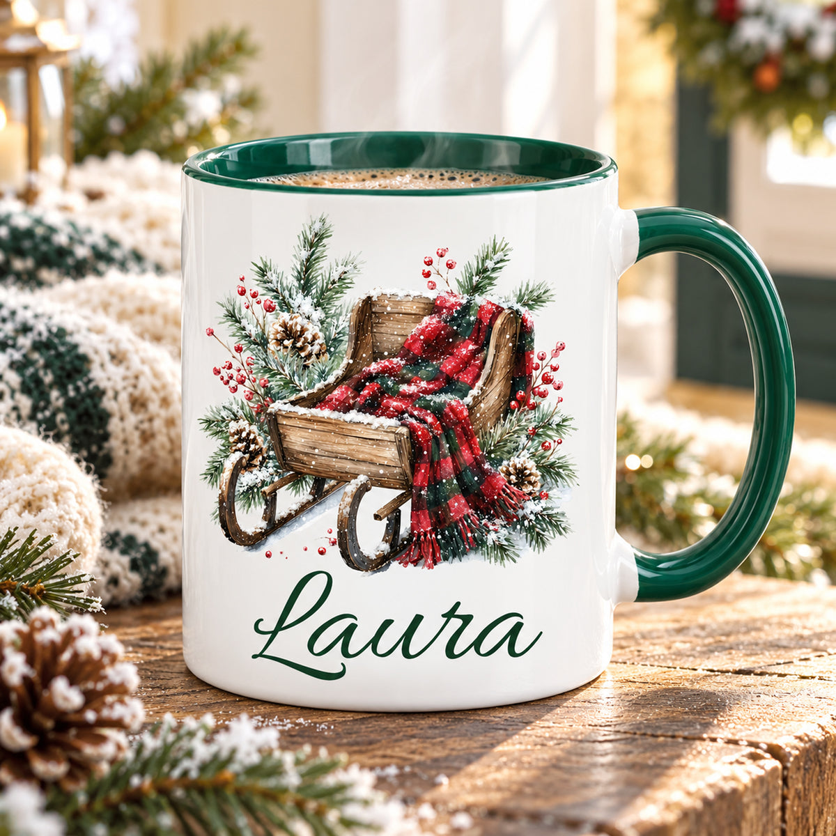 Tasse mit Schlitten-Motiv und Wunschname in einer weihnachtlichen Wohnszene.