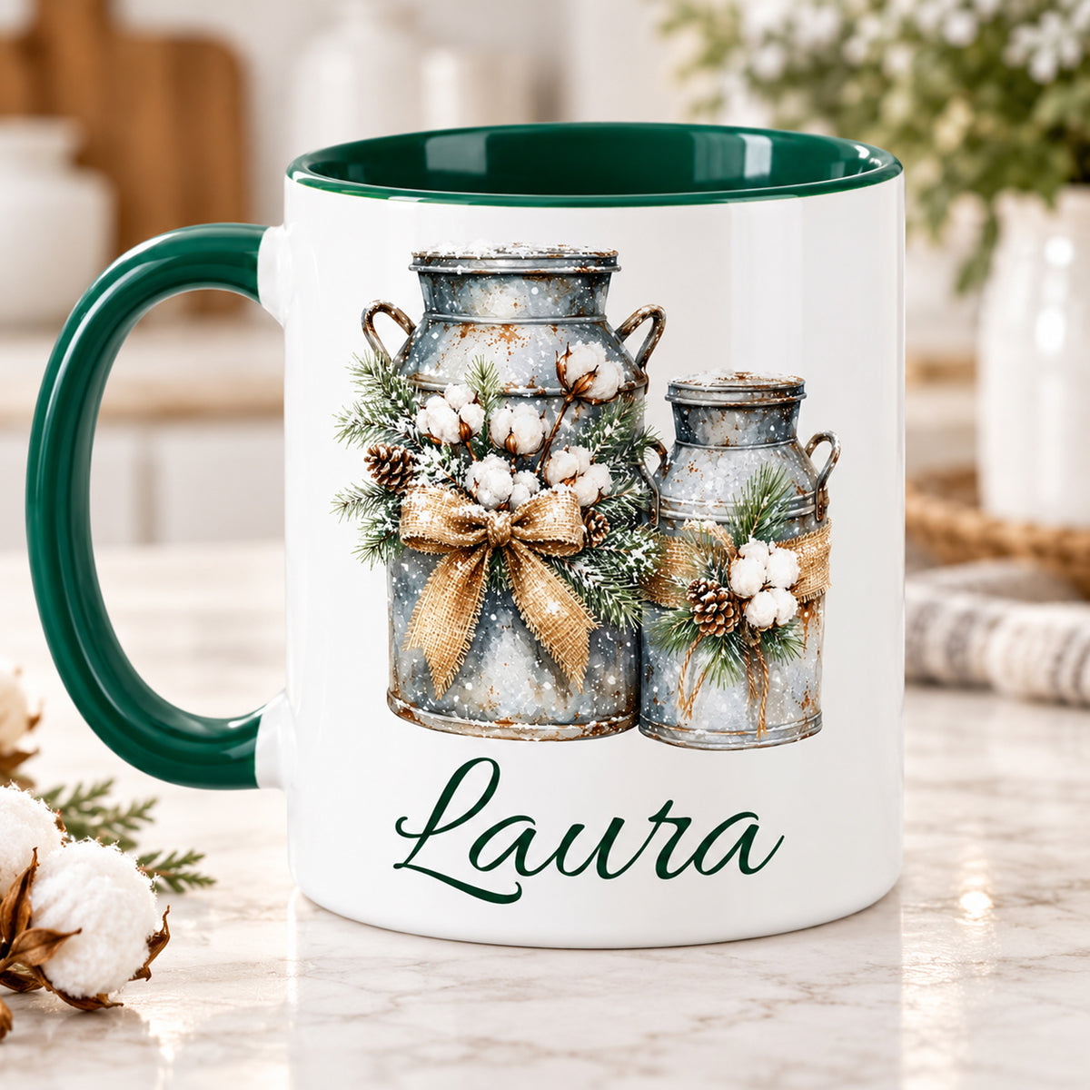 Rückseite der Weihnachtstasse mit Milchkannen-Motiv und Wunschname, grüner Henkel links.