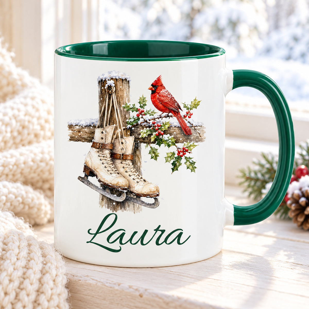 Weihnachtstasse mit Schlittschuhe-Motiv und Wunschname, weißer Körper, grüner Henkel und Innenraum.