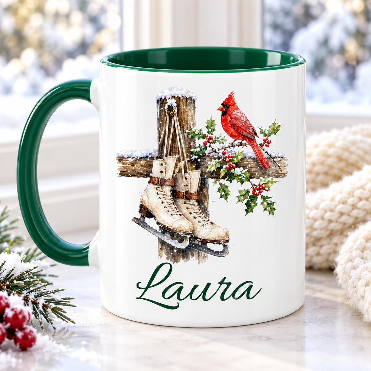 Rückseite der Weihnachtstasse mit Schlittschuhe-Motiv und Wunschname, grüner Henkel links.