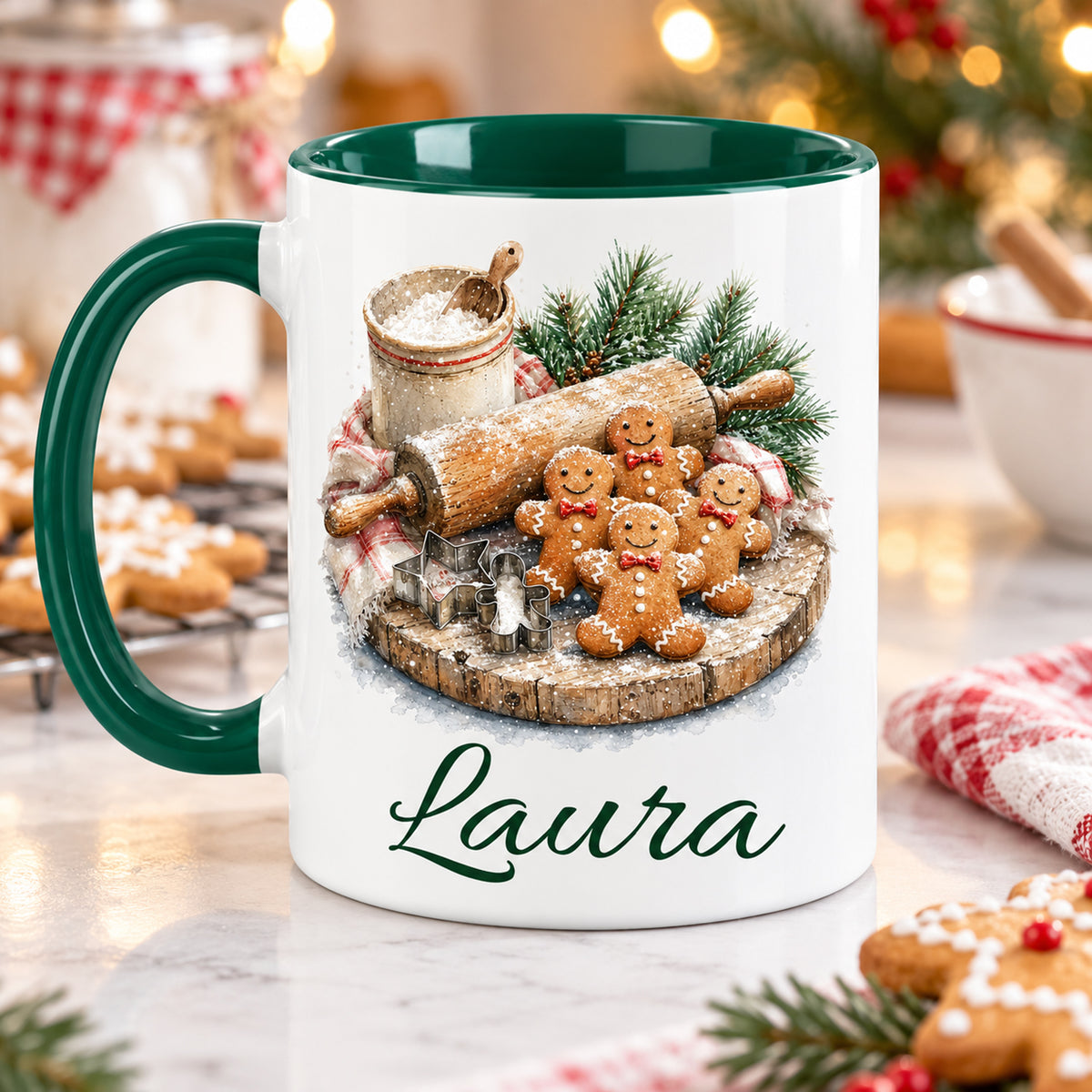 Rückseite der Weihnachtstasse mit Weihnachtsbäckerei-Motiv und Wunschname, grüner Henkel links.