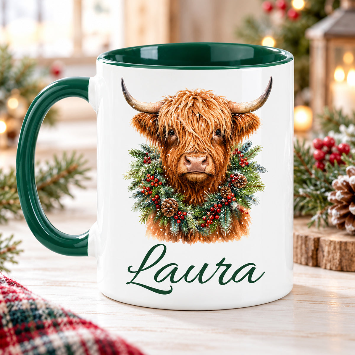 Rückseite der Weihnachtstasse mit Hochlandrind-Motiv und Wunschname, grüner Henkel links.