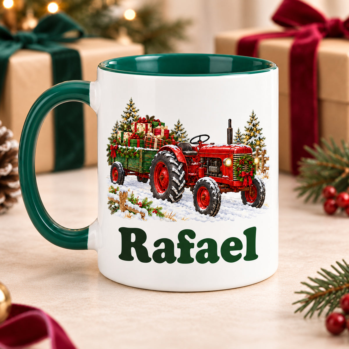 Rückseite der weißen Tasse mit grünem Henkel links: Trecker mit Geschenken und Wunschname vor einem Winterfenster.