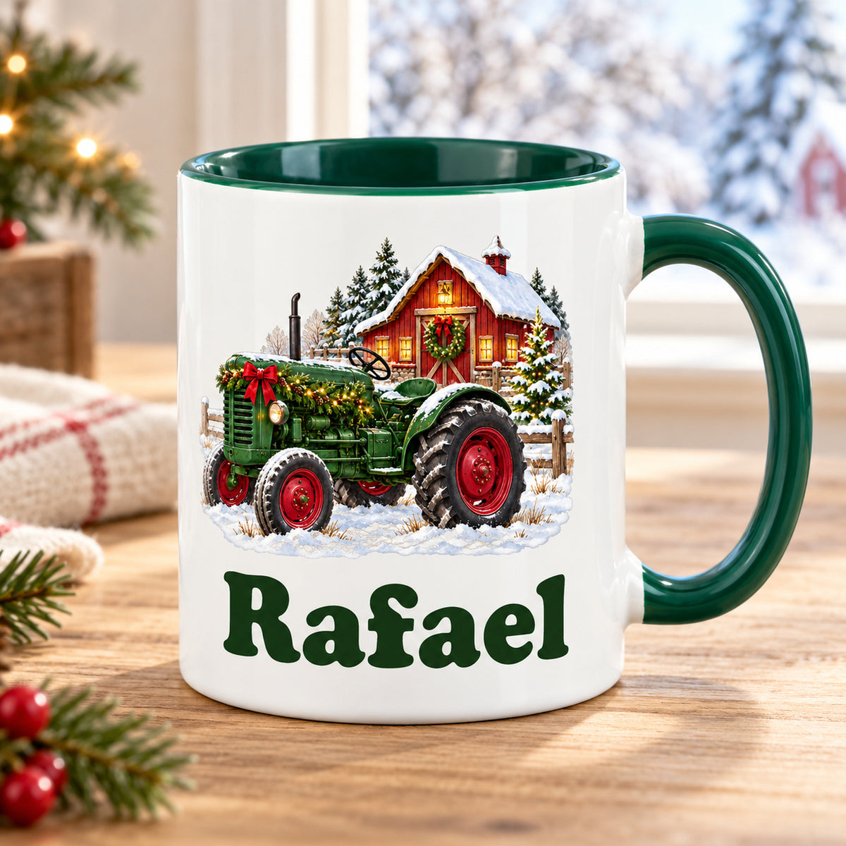 Weiße Tasse, grüner Henkel und Innenraum: Trecker vor Scheune und Wunschname vor einem Winterfenster.