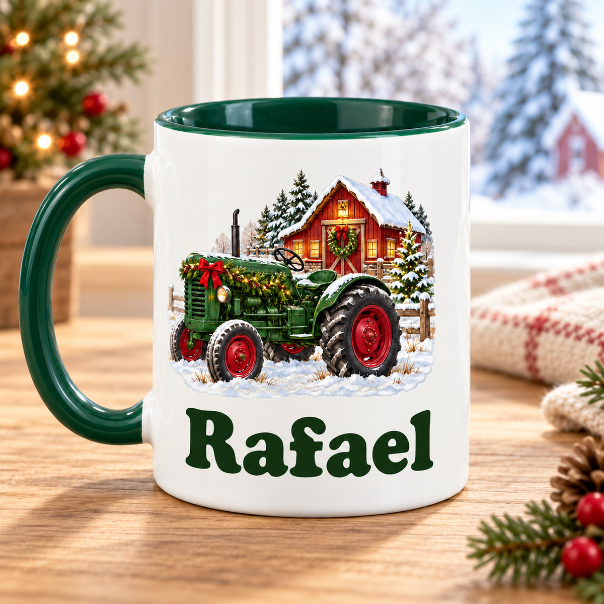 Rückseite der weißen Tasse mit grünem Henkel links: Trecker vor Scheune und Wunschname vor einem Winterfenster.