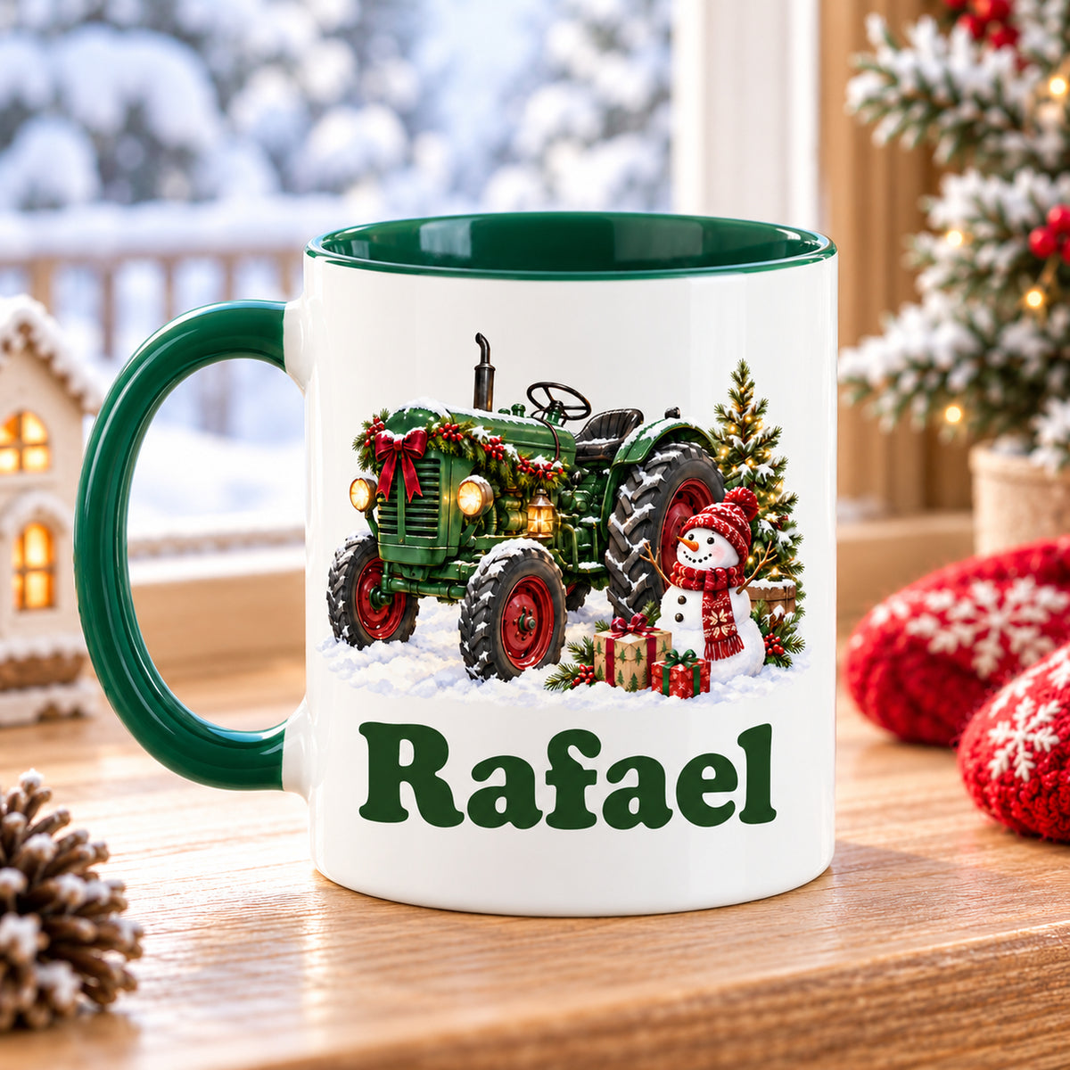 Rückseite der weißen Tasse mit grünem Henkel links: Trecker mit Schneemann und Wunschname vor einem Winterfenster.