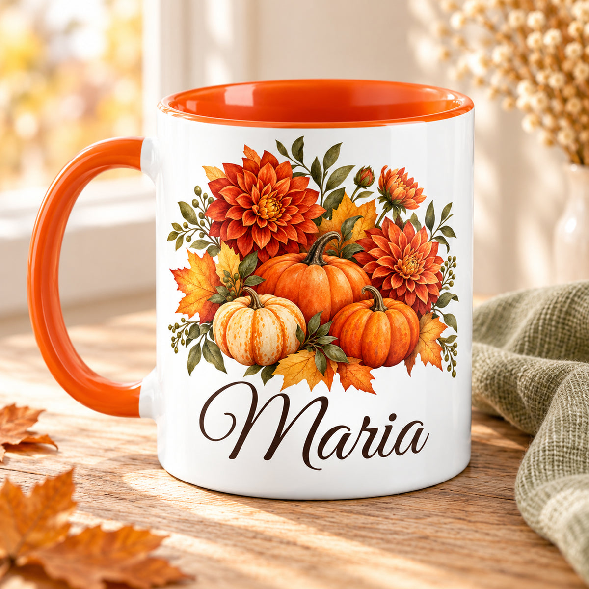 Rückseite der Herbsttasse mit Kürbissen, Dahlien und Wunschname; orangefarbener Henkel links.