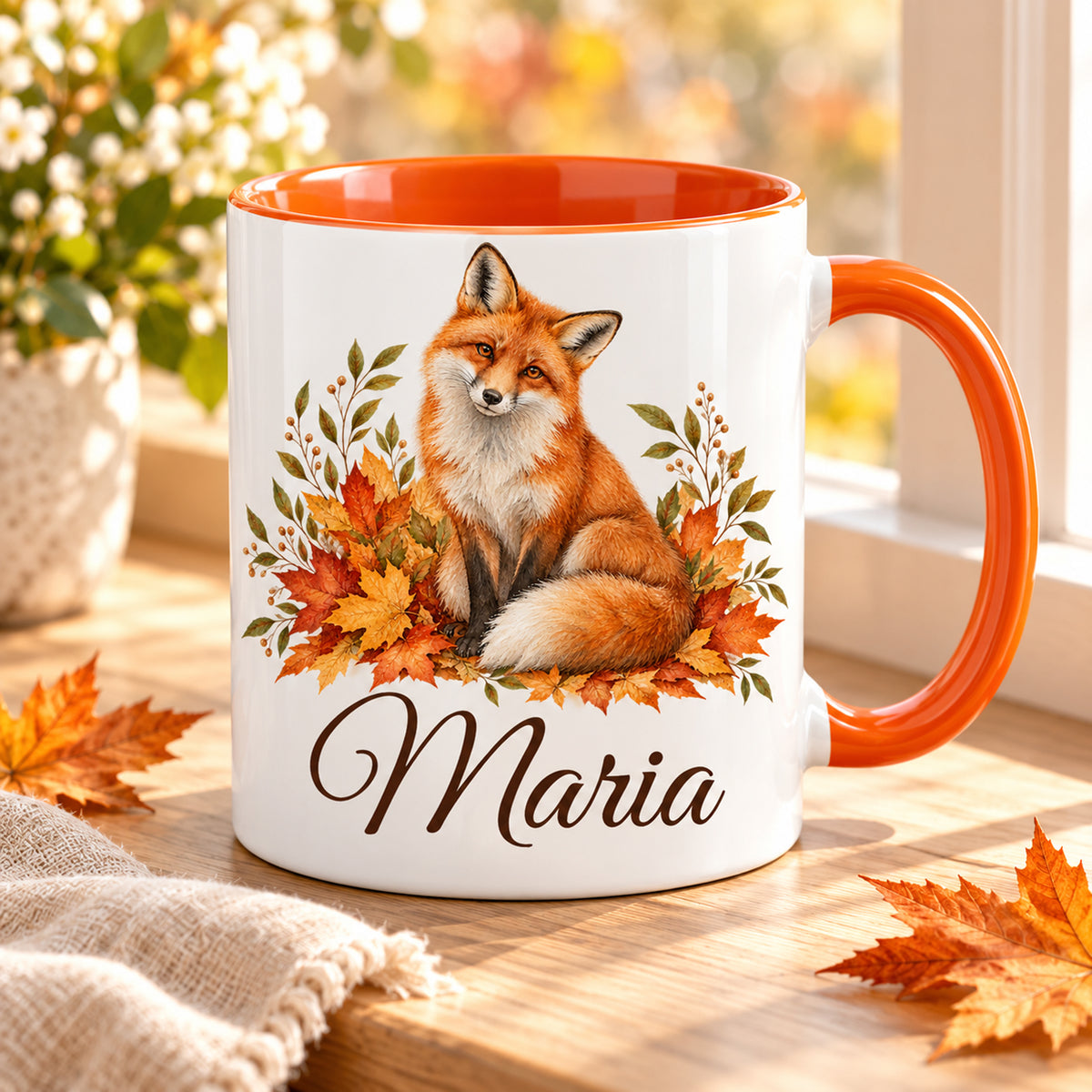 Personalisierte Tasse mit Fuchs und Herbstblättern, orangefarbenem Henkel und Innenbereich in heller Herbstdekoration.