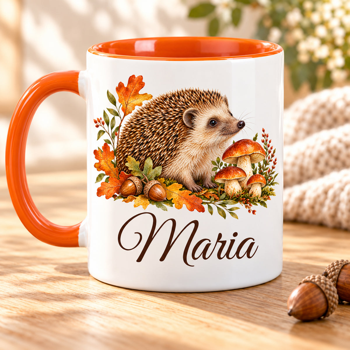 Rückseite der personalisierten Tasse mit Igel, Pilzen und Herbstlaub und orangefarbenem Henkel links.
