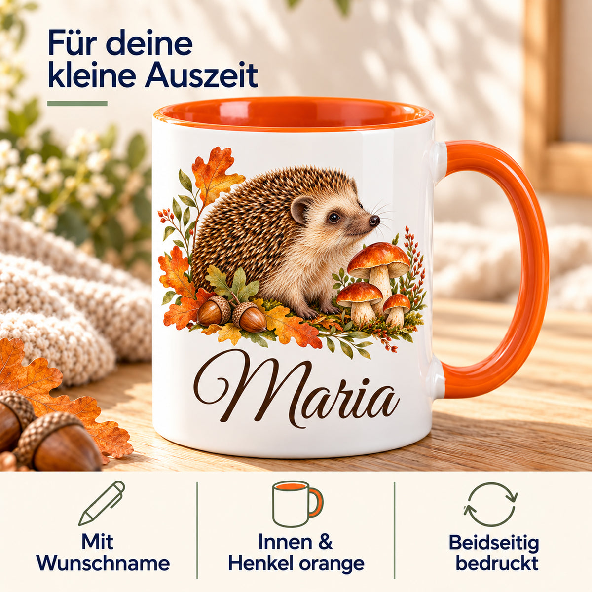 Produktdetails der Tasse mit Igel, Pilzen und Herbstlaub: Wunschname, orangefarbener Innenbereich und Henkel sowie beidseitiger Druck.
