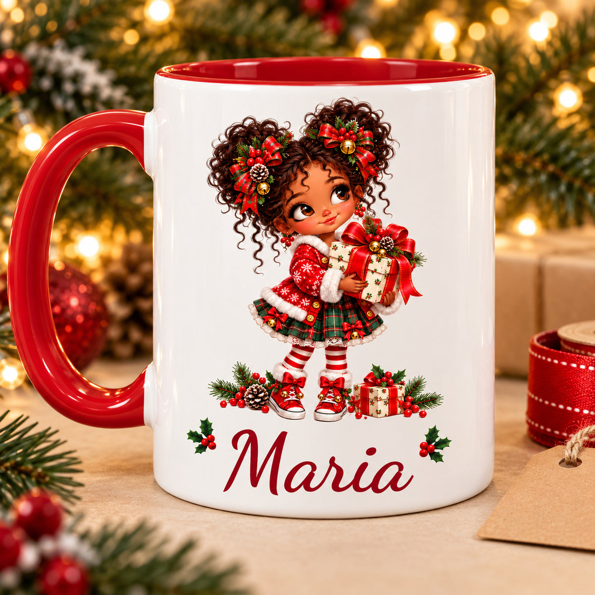 Rückseite der Weihnachtstasse Geschenk mit demselben Mädchenmotiv und Wunschname, roter Henkel links.