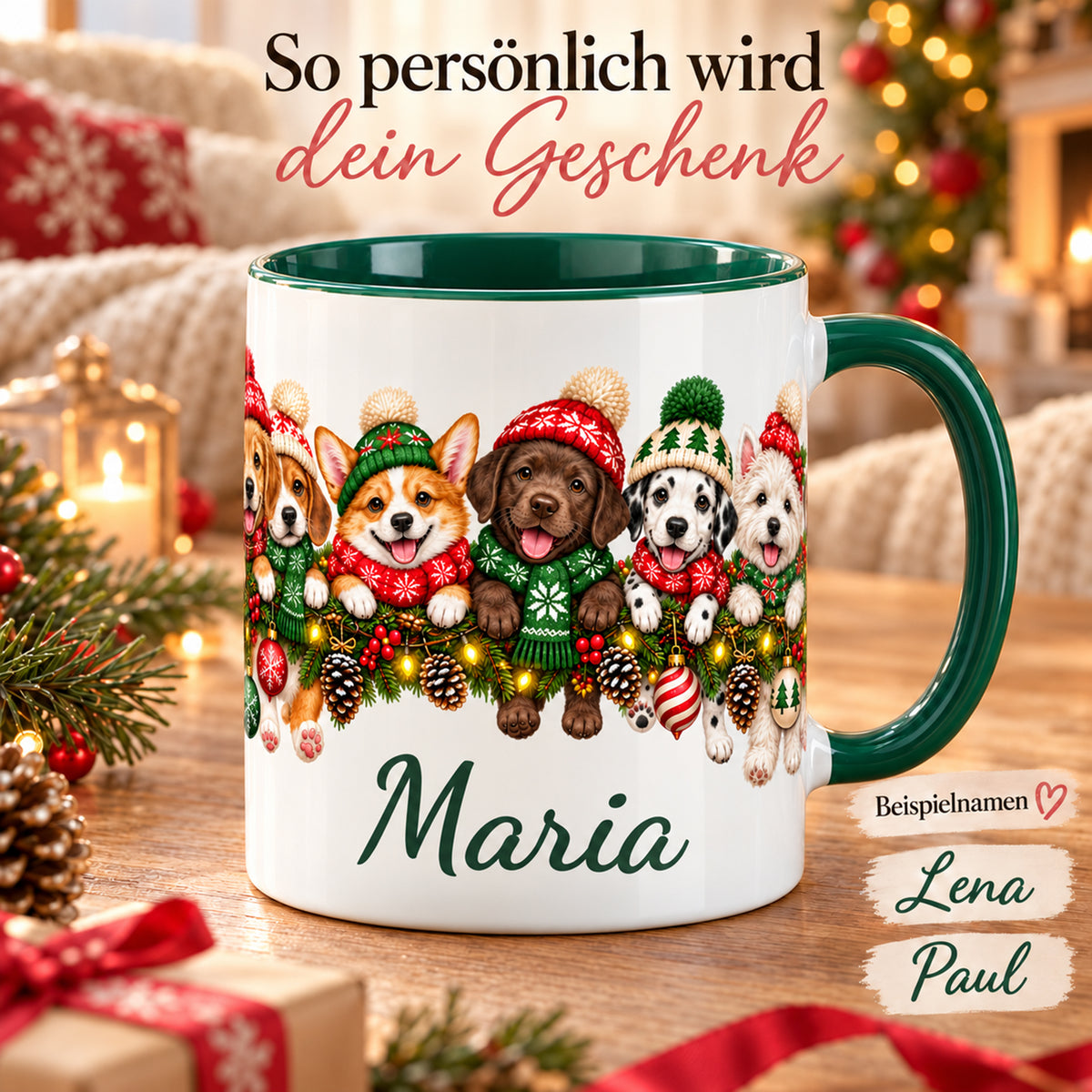 Personalisierte Weihnachtstasse mit Hunden und Wunschname, daneben weitere Schriftbeispiele.