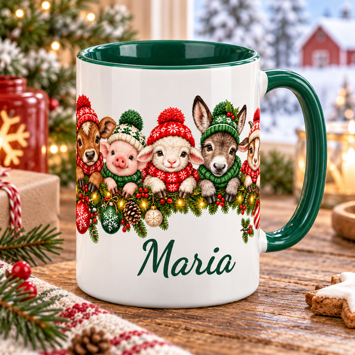 Zweite Ansicht der weiß-grünen Weihnachtstasse mit Bauernhoftieren, Tannengirlande und einem Wunschnamen.