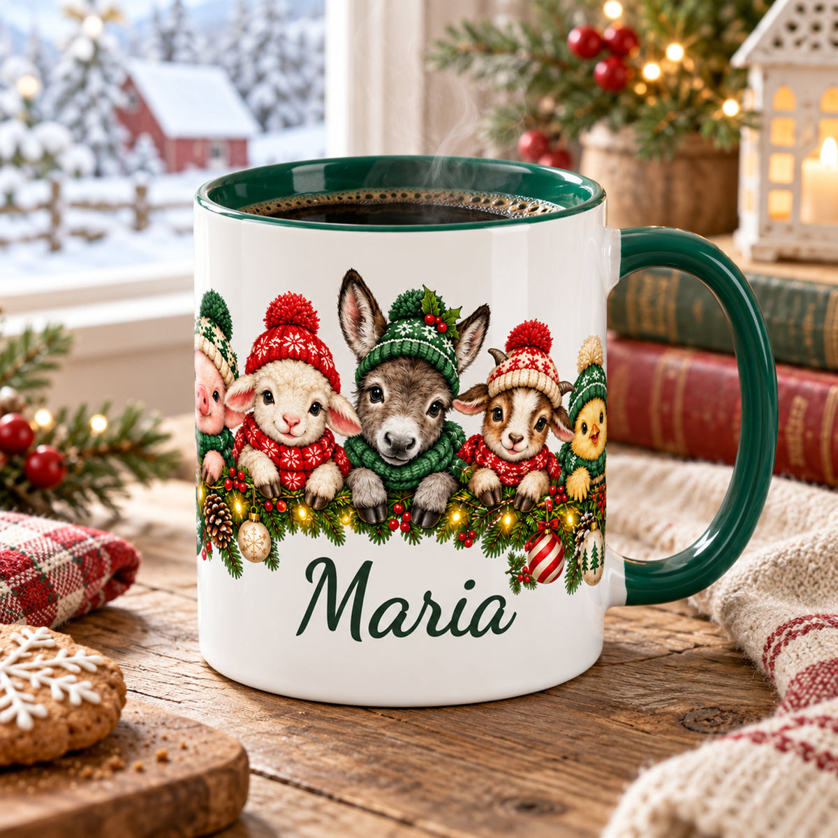 Mit Kaffee gefüllte Weihnachtstasse mit Bauernhoftieren, grünem Inneren und Wunschname auf einem weihnachtlich dekorierten Holztisch.