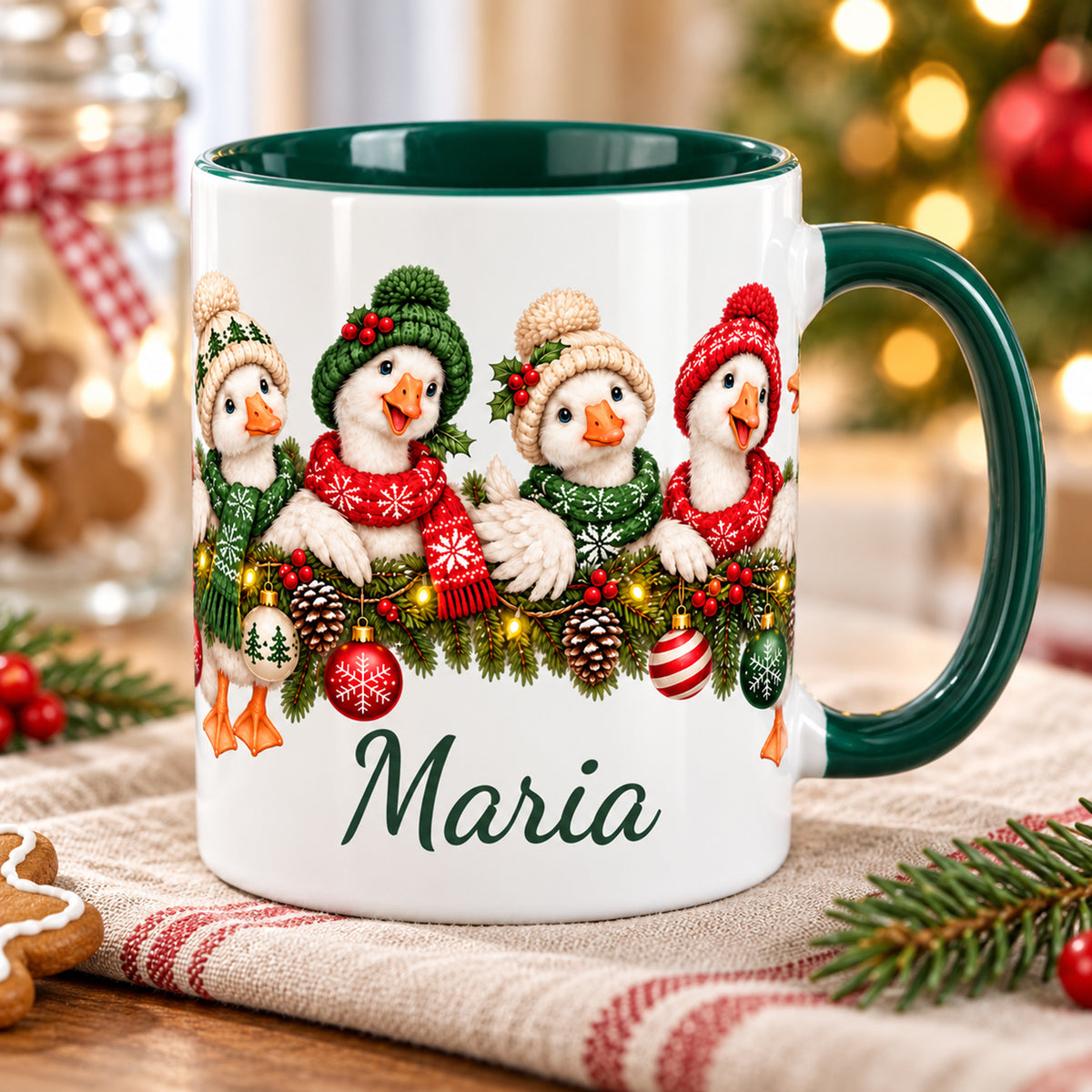 Personalisierte Gänse-Tasse mit grünem Henkel vor warmen Weihnachtslichtern.