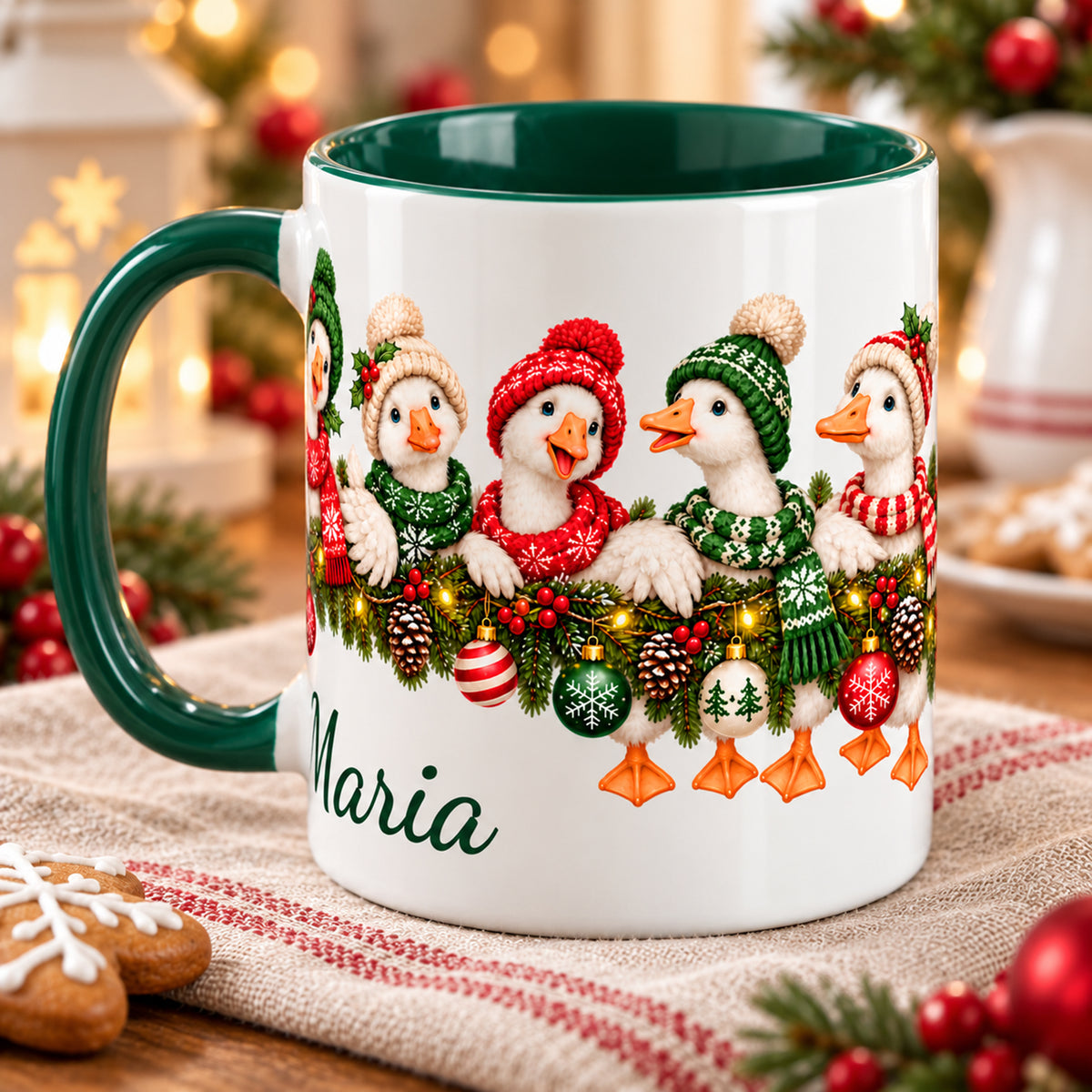 Schlanke weiß-grüne Weihnachtstasse mit Gänsen und Wunschname, Henkel links und seitlicher Tierreihe auf einem Leinentuch mit Gebäck.