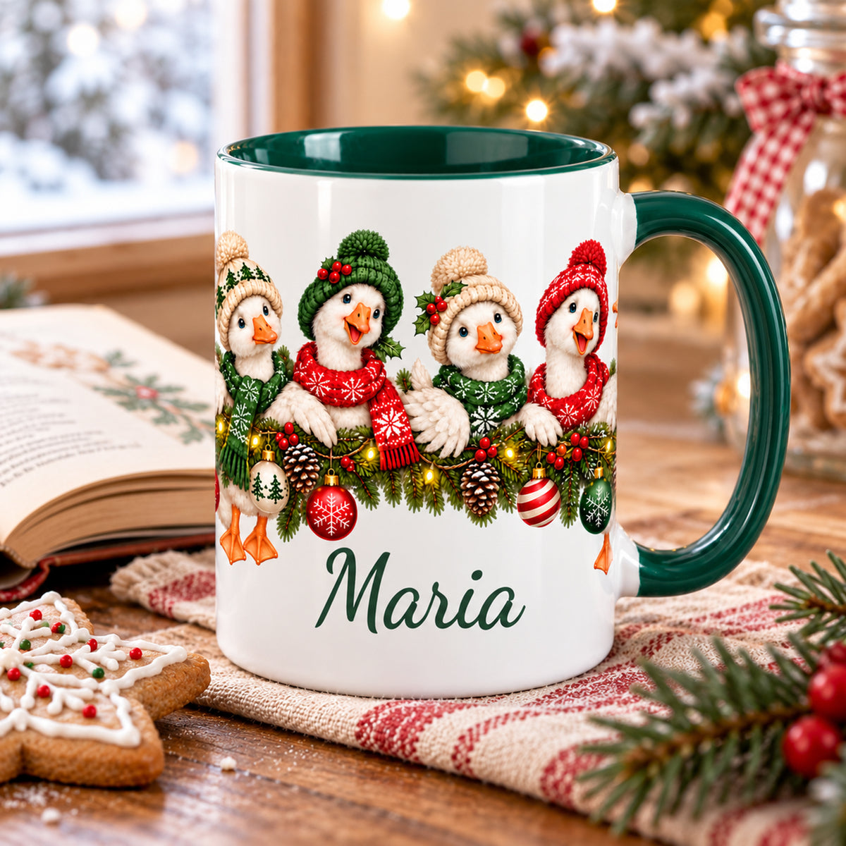 Gänse-Tasse mit Wunschname neben Buch und Weihnachtsgebäck auf einem Holztisch.