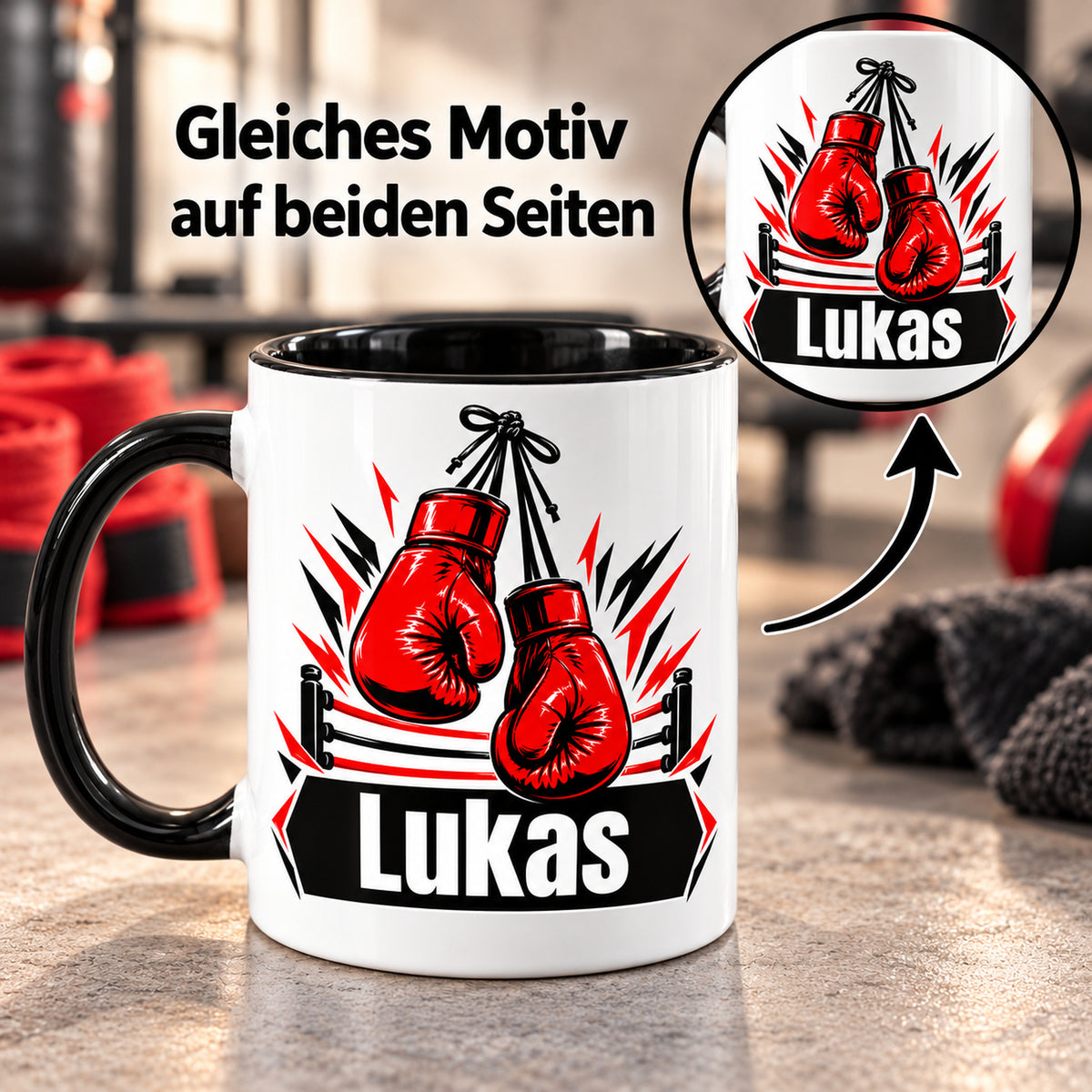 Große Boxhandschuh-Tasse und Detailkreis erklären den gleichen Wunschname-Druck auf beiden Seiten.