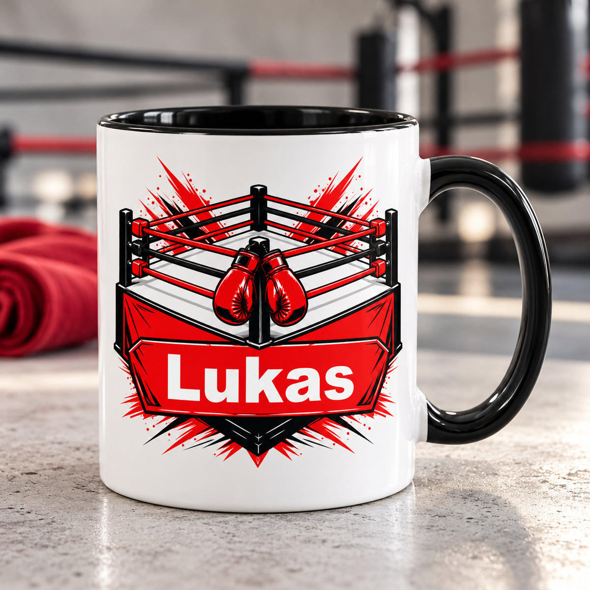 Weiße Boxsport-Tasse mit schwarzem Henkel und Boxring-Motiv in Rot und Schwarz, personalisiert mit Wunschname.