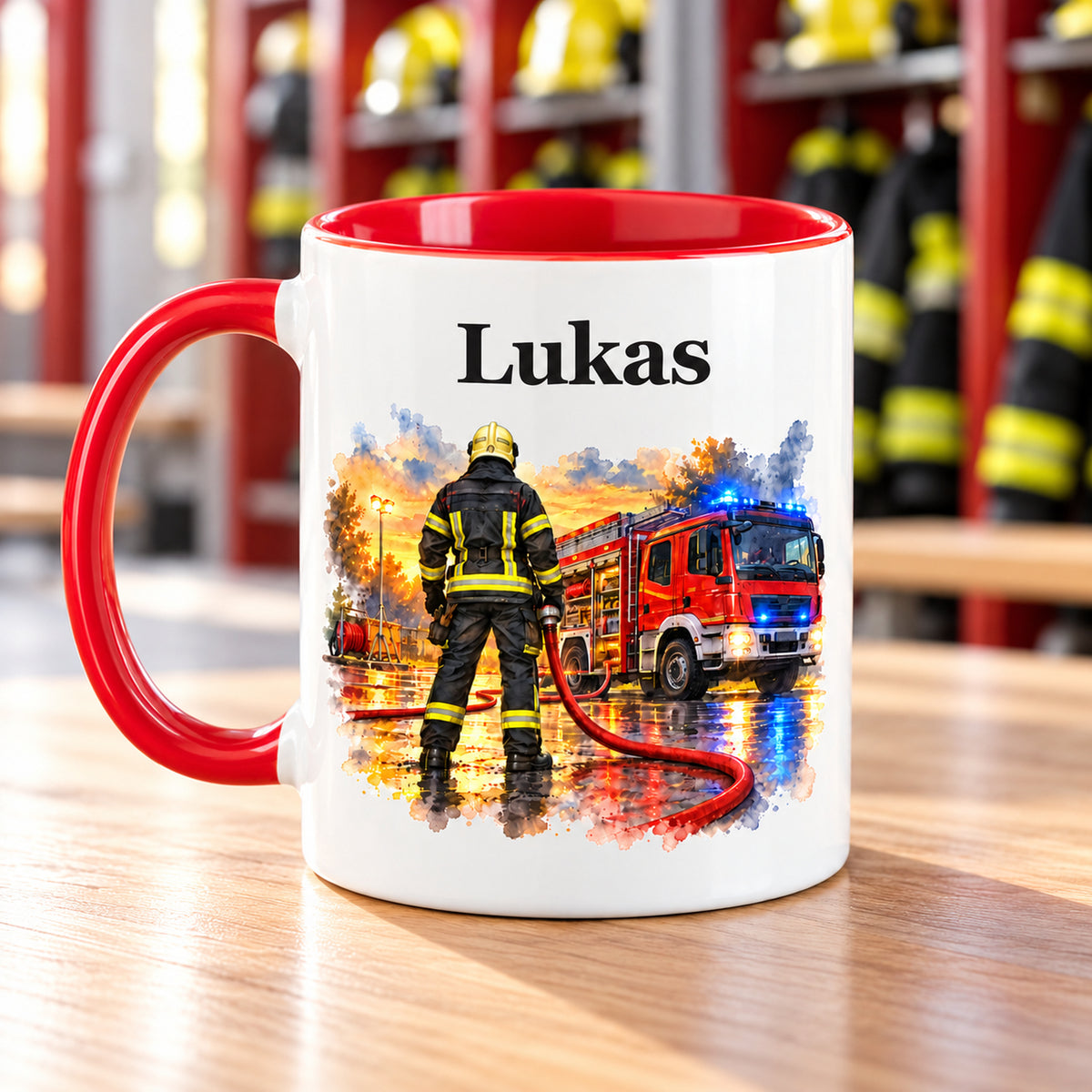 Gegenseite der personalisierten Tasse mit Feuerwehrmann im Motiv „Bereit zum Einsatz“