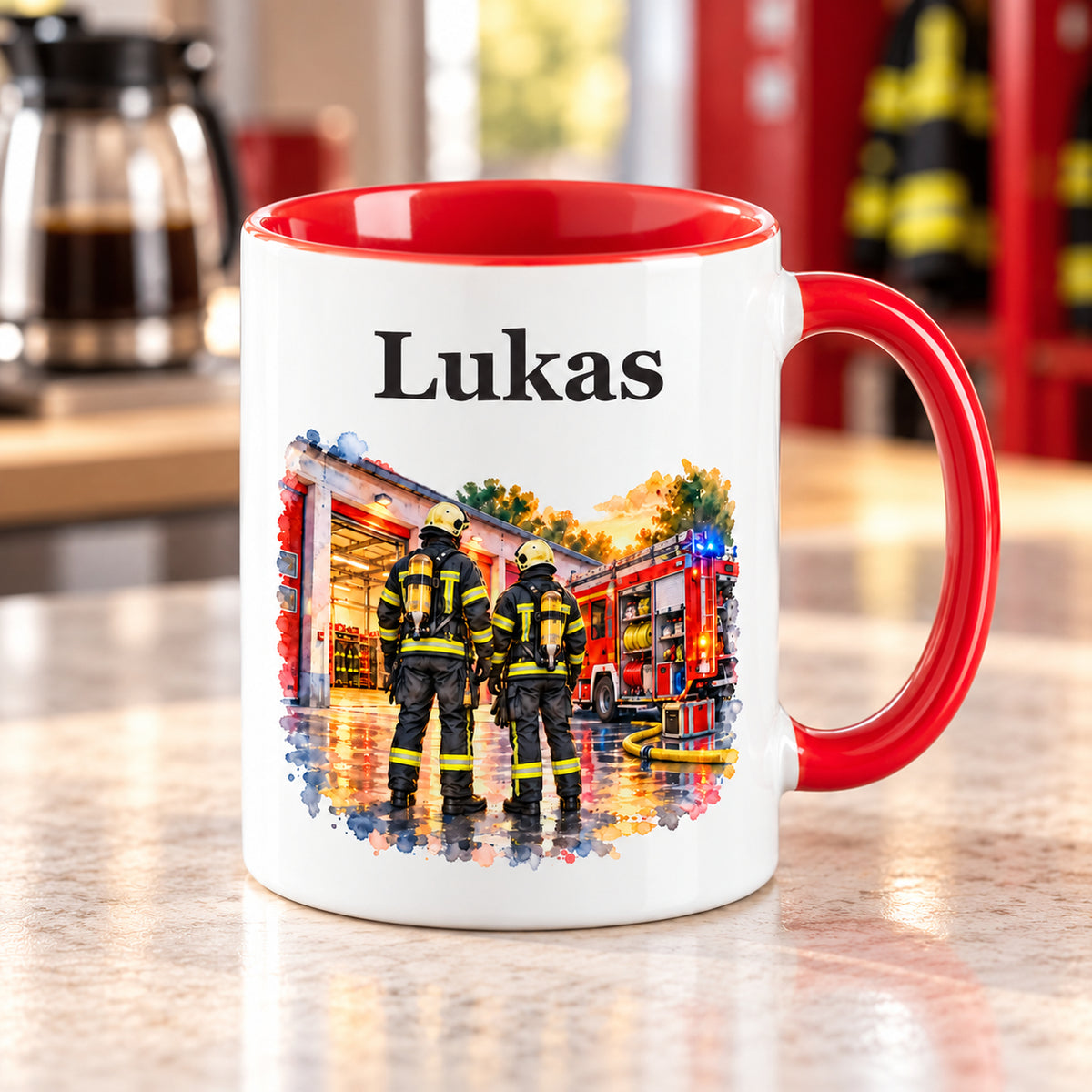Schräge Ansicht der Tasse mit Feuerwehrmann im Motiv „Gemeinsam stark“