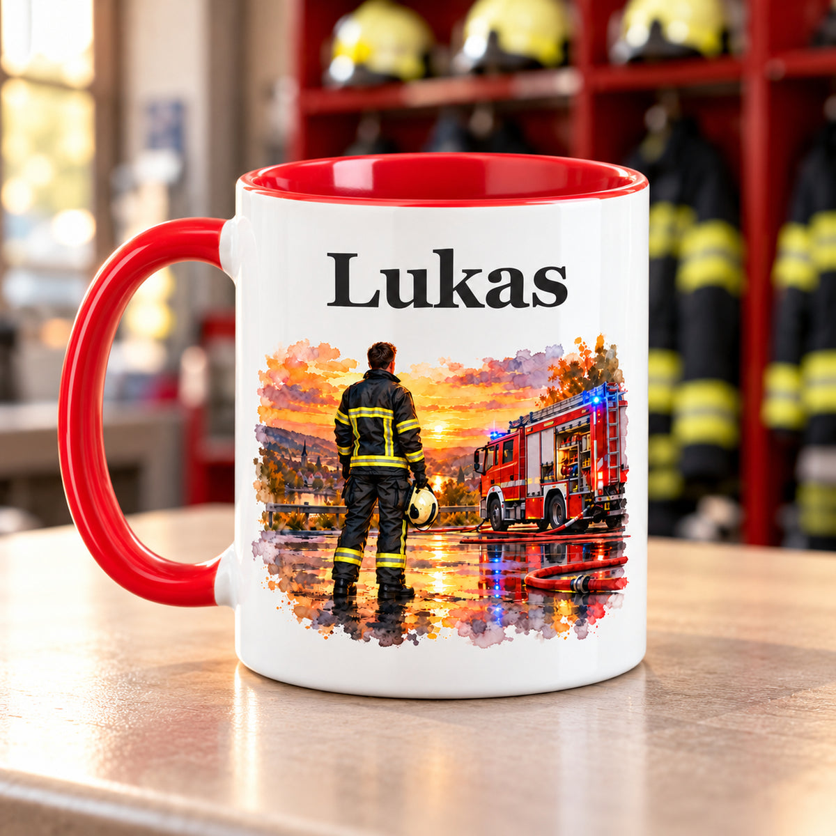 Gegenseite der personalisierten Tasse mit Feuerwehrmann im Motiv „Nach dem Einsatz“