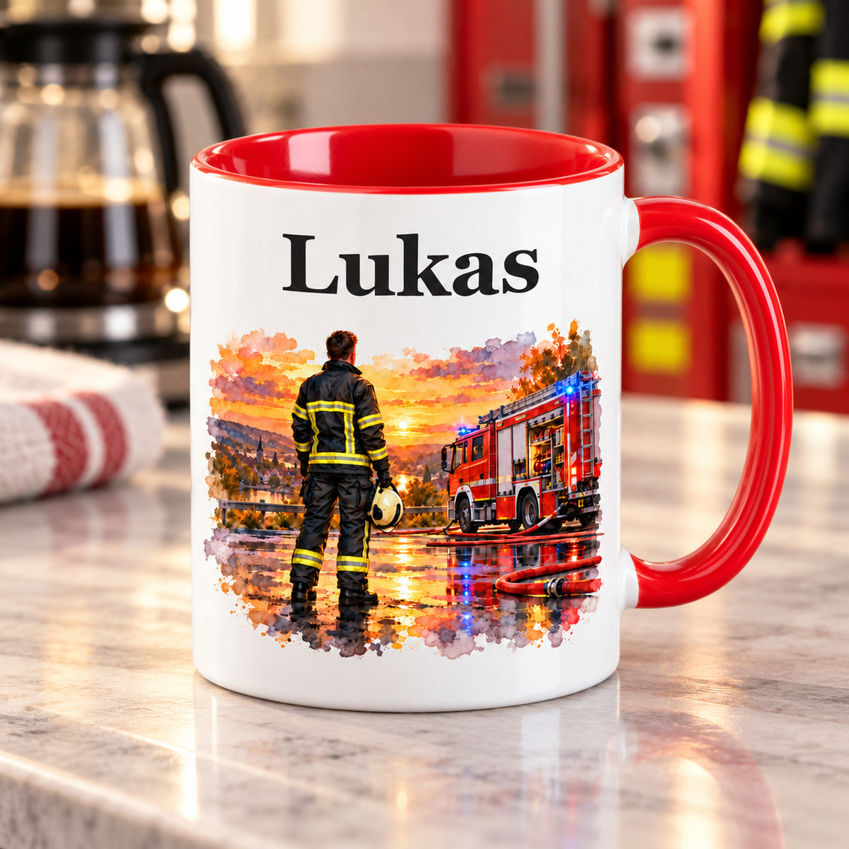 Schräge Ansicht der Tasse mit Feuerwehrmann im Motiv „Nach dem Einsatz“