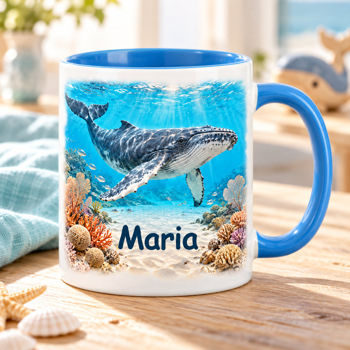Wal-Tasse mit Wunschname und Korallenriff, hellblaue Innenseite und Henkel