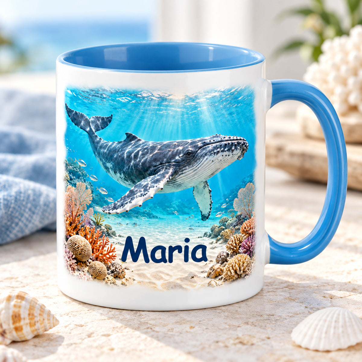 Wal-Tasse mit Wunschname und Korallenriff in schräger Ansicht