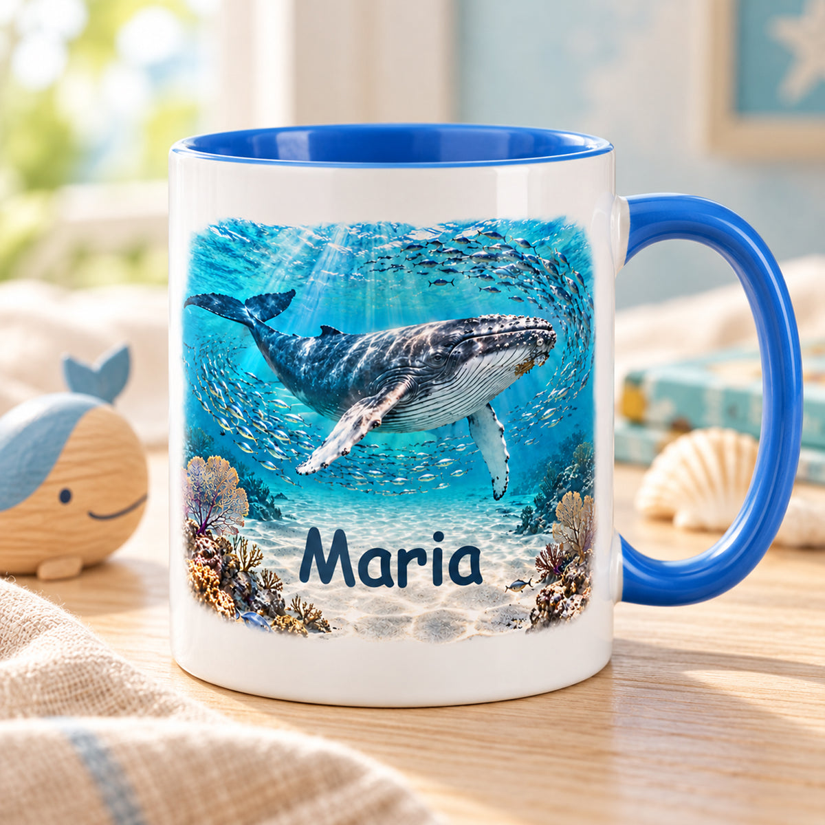 Wal-Tasse mit Wunschname und Fischschwarm, hellblaue Innenseite und Henkel